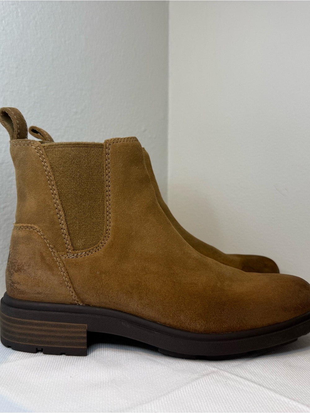 UGG Women’s Suede Harrison Chelsea Boot - Tan